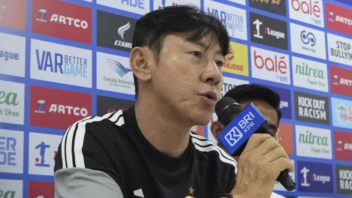 Pelatih Persija Shin Tae-yong memberikan keterangan pers usai laga kontra Persita yang diwarnai kericuhan suporter.