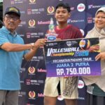 Aksi atlet muda dalam pertandingan babak penyisihan Padang Volleyball Championship 2026 di Kota Padang.