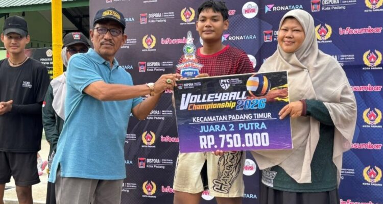Aksi atlet muda dalam pertandingan babak penyisihan Padang Volleyball Championship 2026 di Kota Padang.
