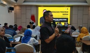 Iqra Chissa saat menyosialisasikan Perda Ketahanan Keluarga di Kota Padang untuk memperkuat peran orang tua di era digital.