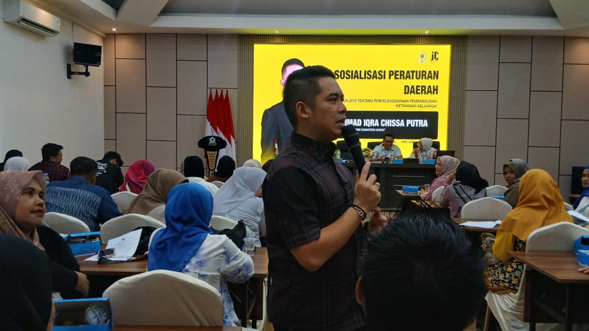 Iqra Chissa saat menyosialisasikan Perda Ketahanan Keluarga di Kota Padang untuk memperkuat peran orang tua di era digital.