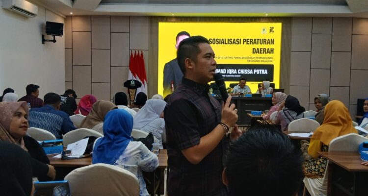 Wakil Ketua DPRD Sumbar Iqra Chissa saat memberikan sosialisasi Perda Ketahanan Keluarga di Padang.