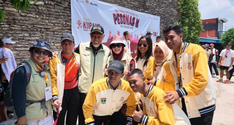 Gubernur Sumbar Mahyeldi mengalungkan medali kepada atlet disabilitas di ajang PESONAS II Kupang.