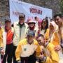 Gubernur Sumbar Mahyeldi mengalungkan medali kepada atlet disabilitas di ajang PESONAS II Kupang.
