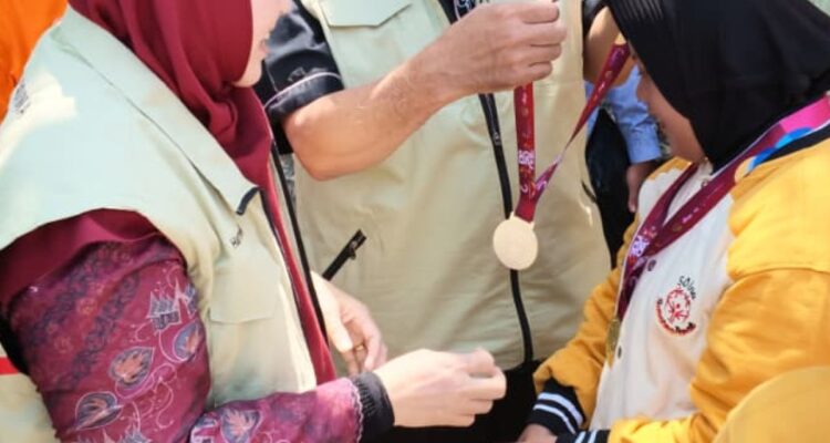 Gubernur Sumbar Mahyeldi menyemangati atlet disabilitas Sumatera Barat di ajang PESONAS II NTT.