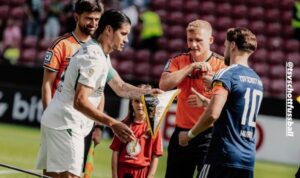 Kevin Diks mengenakan ban kapten Borussia Monchengladbach saat bertanding dalam laga Bundesliga melawan Hoffenheim.