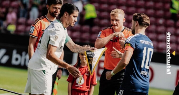 Kevin Diks mengenakan ban kapten Borussia Monchengladbach saat bertanding dalam laga Bundesliga melawan Hoffenheim.