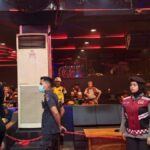 Personel gabungan Polda Sumbar melakukan patroli dan pemeriksaan narkoba di tempat hiburan malam Kota Padang.