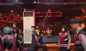 Personel gabungan Polda Sumbar melakukan patroli dan pemeriksaan narkoba di tempat hiburan malam Kota Padang.