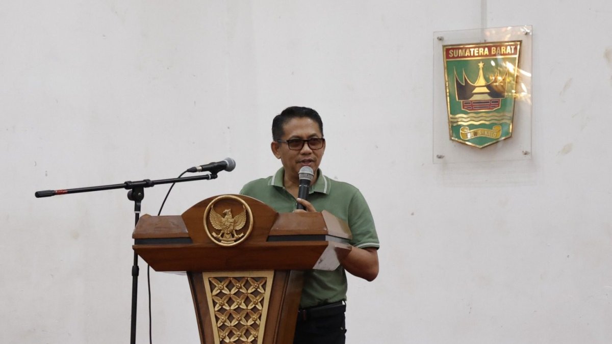 Wakil Ketua DPRD Sumbar, Evi Yandri, memberikan sosialisasi pencegahan narkoba di Gedung Rohana Kudus, Padang.