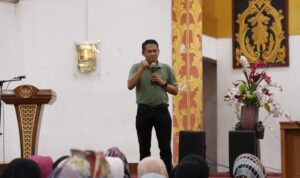 Wakil Ketua DPRD Sumbar, Evi Yandri, memberikan sosialisasi pencegahan narkoba kepada masyarakat di Padang.