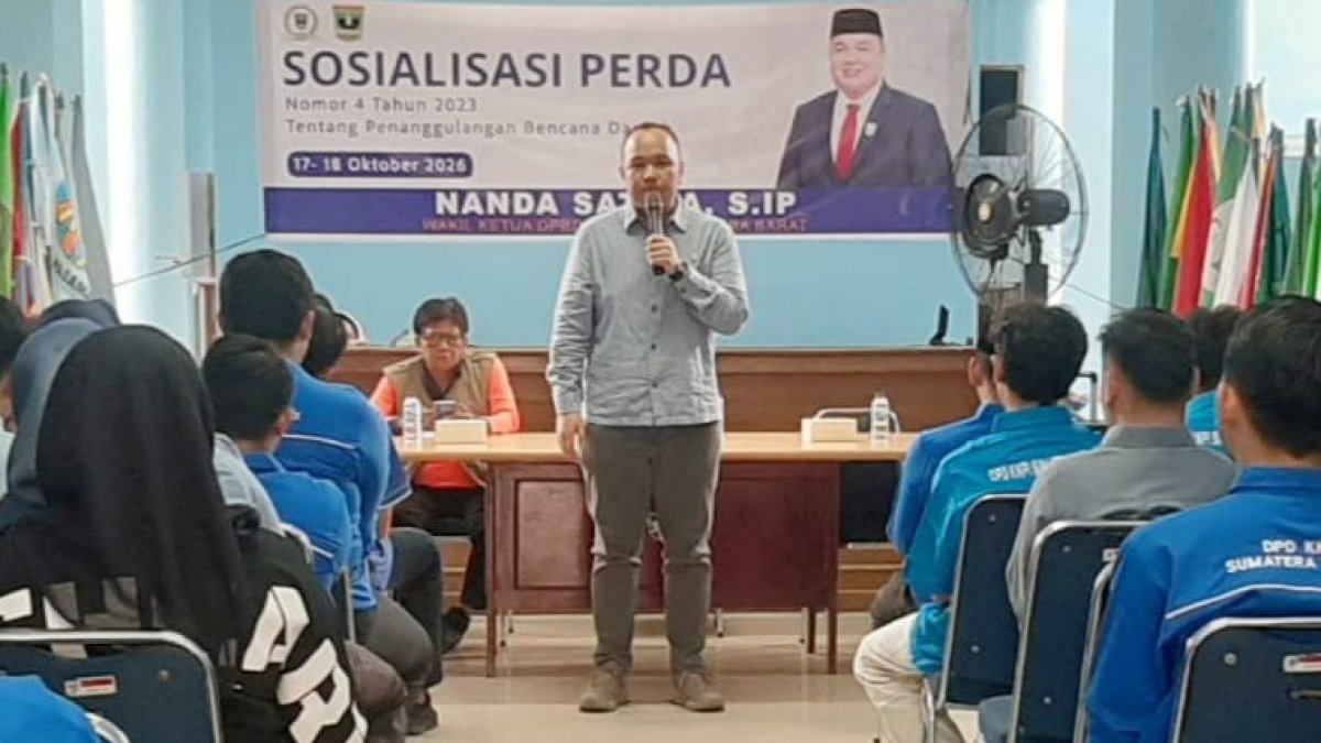Nanda Satria bersama pengurus KNPI Sumbar dalam kegiatan sosialisasi penanggulangan bencana daerah di Padang.