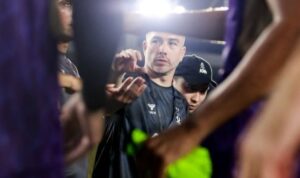 pengakuan-pelatih-persik-marcos-reina-usai-dibungkam-persib-bandung-1-0 Pelatih Persik Kediri, Marcos Reina, memberikan keterangan pers usai laga melawan Persib Bandung di Stadion Si Jalak Harupat.
