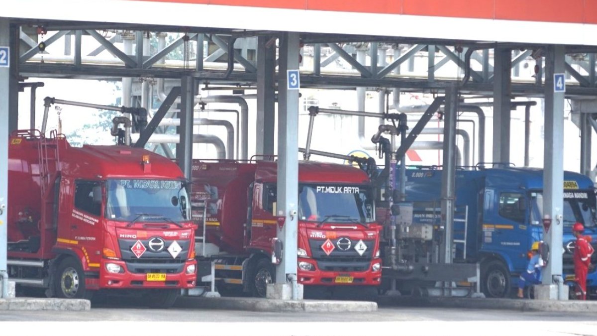 Petugas Pertamina mengambil sampel BBM Pertalite di SPBU Sumatera Barat untuk pengujian laboratorium.