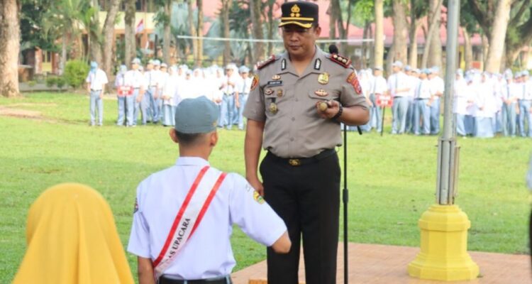 Kapolres Pasaman Barat AKBP Agung Tribawanto memberikan arahan kepada siswa SMA Negeri 1 Pasaman saat upacara bendera.