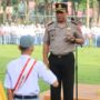 Kapolres Pasaman Barat AKBP Agung Tribawanto memberikan arahan kepada siswa SMA Negeri 1 Pasaman saat upacara bendera.