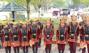 Tim Paski MTsN 3 Padang berpose dengan piala Juara Utama 2 dan penghargaan Danton Terbaik di Kejurda FORBASI Sumbar.