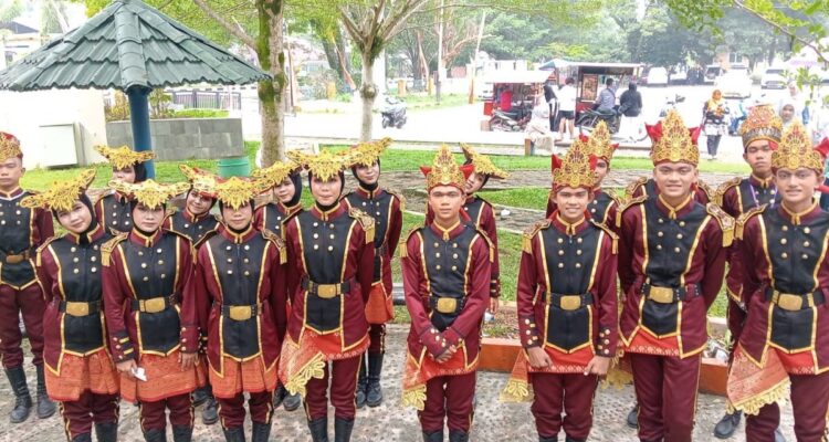 Tim Paski MTsN 3 Padang berpose dengan piala Juara Utama 2 dan penghargaan Danton Terbaik di Kejurda FORBASI Sumbar.