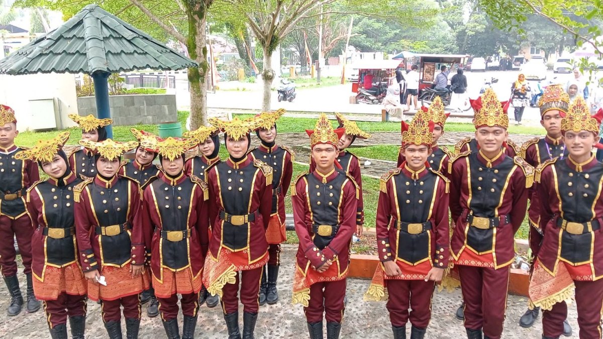 Tim Paski MTsN 3 Padang berpose dengan piala Juara Utama 2 dan penghargaan Danton Terbaik di Kejurda FORBASI Sumbar.