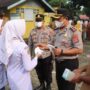 Kapolres Pasaman Barat membagikan masker medis kepada pelajar SMA Negeri 1 Pasaman untuk antisipasi dampak kabut asap.
