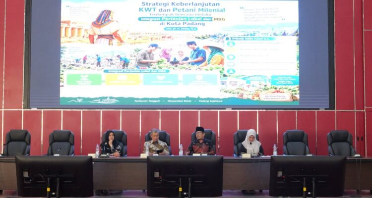 Rapat koordinasi Pemkot Padang integrasikan KWT dan petani milenial dengan program Makan Bergizi Gratis di Balai Kota.