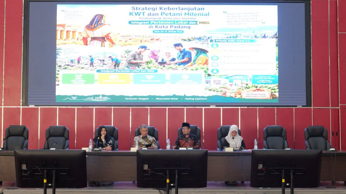 Rapat koordinasi Pemkot Padang integrasikan KWT dan petani milenial dengan program Makan Bergizi Gratis di Balai Kota.