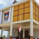 Asisten III Pemko Padang Corri Saidan menyampaikan perpisahan di depan ASN saat apel pagi di Balai Kota Padang.