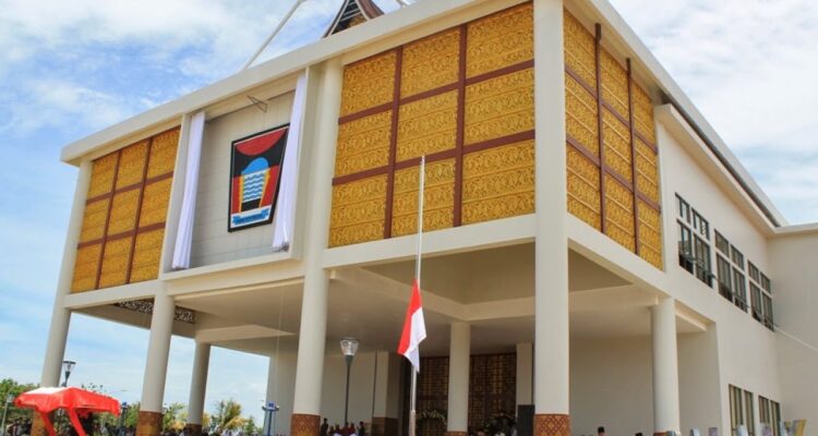 Asisten III Pemko Padang Corri Saidan menyampaikan perpisahan di depan ASN saat apel pagi di Balai Kota Padang.