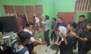 Tim gabungan Polres Pasaman Barat mengamankan barang bukti sabu saat penggerebekan bandar dan kurir narkoba di Kinali.