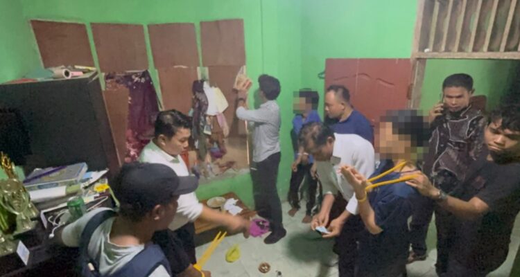 Tim gabungan Polres Pasaman Barat mengamankan barang bukti sabu saat penggerebekan bandar dan kurir narkoba di Kinali.