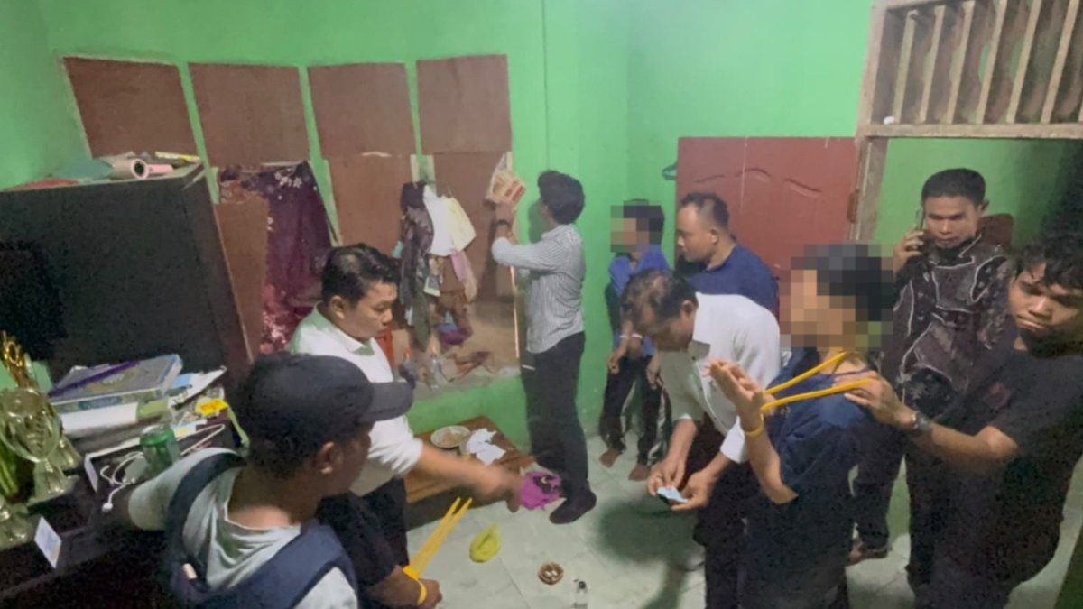 Tim gabungan Polres Pasaman Barat mengamankan barang bukti sabu saat penggerebekan bandar dan kurir narkoba di Kinali.