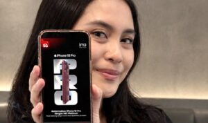 indosat-luncurkan-im3-platinum-plus-untuk-iphone-18-pro-dan-pro-max Smartphone iPhone 18 Pro dan iPhone 18 Pro Max dengan logo Indosat IM3 Platinum sebagai bagian dari paket bundling eksklusif.