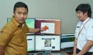 wagub-vasko-minta-mitigasi-kabut-asap-diperkuat Wagub Sumbar Vasko Ruseimy meninjau data kualitas udara dan titik api di Stasiun Meteorologi Minangkabau terkait kabut asap.