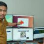 Wagub Sumbar Vasko Ruseimy meninjau data kualitas udara dan titik api di Stasiun Meteorologi Minangkabau terkait kabut asap.