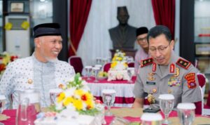 gubernur-dan-kapolda-sumbar-perkuat-sinergi-jaga-keamanan-daerah Gubernur Sumbar Mahyeldi dan Kapolda Irjen Pol Jawari bertemu di Istana Gubernuran untuk koordinasi stabilitas daerah.
