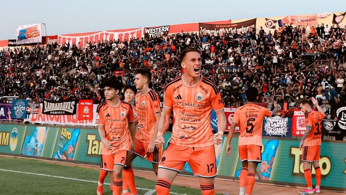 Pemain Persija Jakarta bersiap menghadapi Arema FC dalam laga Super League di Stadion Patriot Candrabhaga.