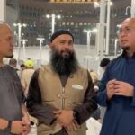 Andre Rosiade bersama Ustaz Syafiq Riza Basalamah dan Agung Nugroho berdoa di depan Masjidil Haram agar karhutla segera berak