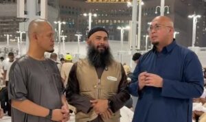 Andre Rosiade bersama Ustaz Syafiq Riza Basalamah dan Agung Nugroho berdoa di depan Masjidil Haram agar karhutla segera berak