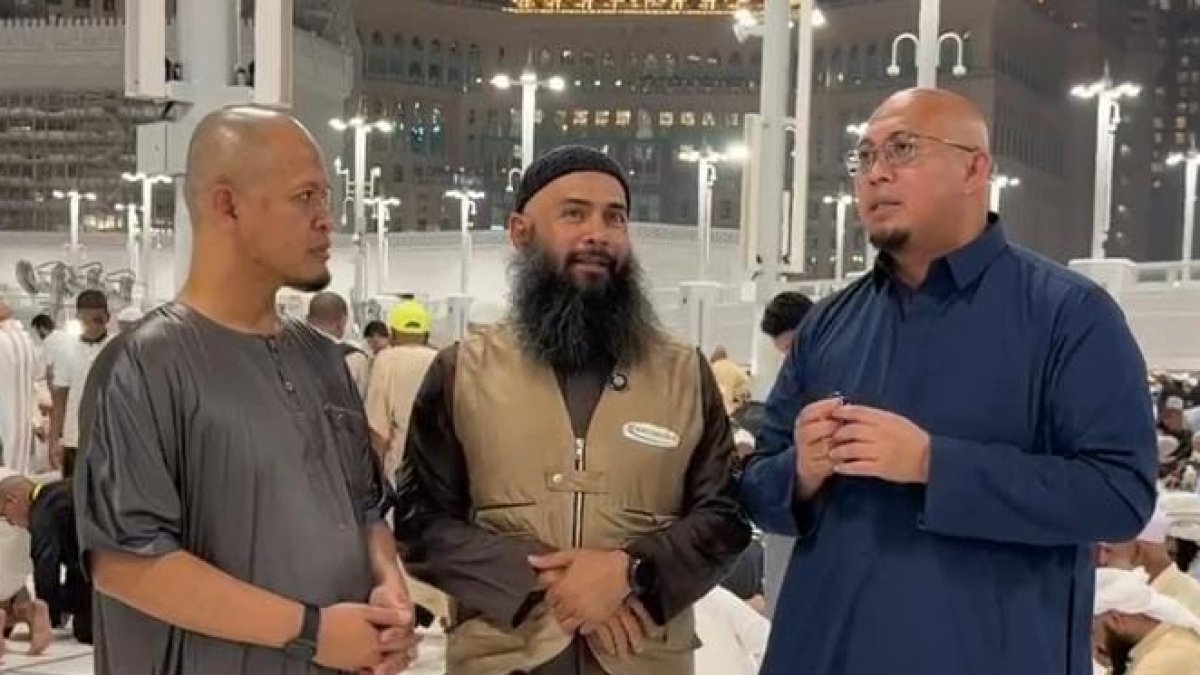 andre-rosiade-ajak-jemaah-umrah-berdoa-padamkan-karhutla Andre Rosiade bersama Ustaz Syafiq Riza Basalamah dan Agung Nugroho berdoa di depan Masjidil Haram agar karhutla segera berak
