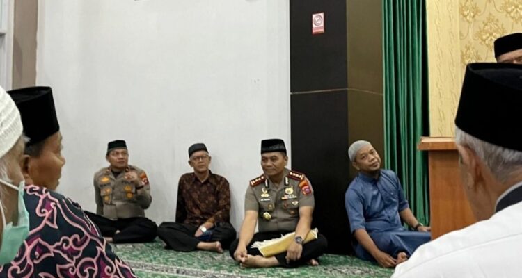 Kapolresta Padang Kombes Pol Apri Wibowo berdialog dengan warga saat kegiatan Subuh Keliling di Masjid Raya Ampang.