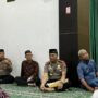 Kapolresta Padang Kombes Pol Apri Wibowo berdialog dengan warga saat kegiatan Subuh Keliling di Masjid Raya Ampang.