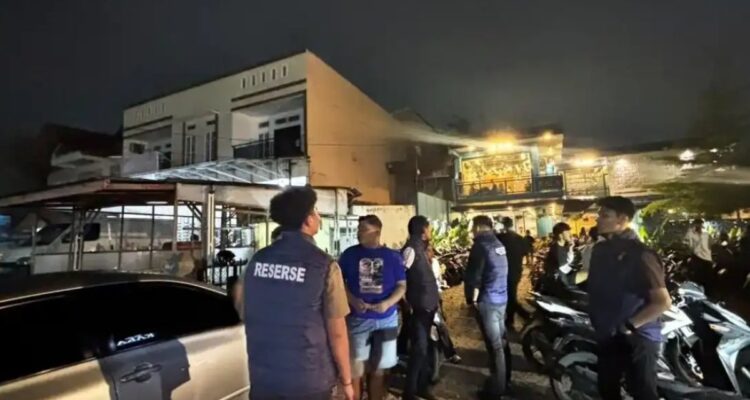 Personel Ditreskrimum Polda Sumbar melakukan Patroli PAGAR di titik rawan Kota Padang untuk mencegah kejahatan jalanan.