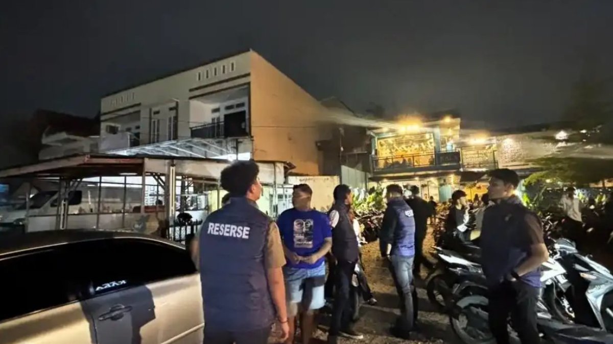 polda-sumbar-intensifkan-patroli-siaga,-cegah-kejahatan-jalanan-di-padang Personel Ditreskrimum Polda Sumbar melakukan Patroli PAGAR di titik rawan Kota Padang untuk mencegah kejahatan jalanan.