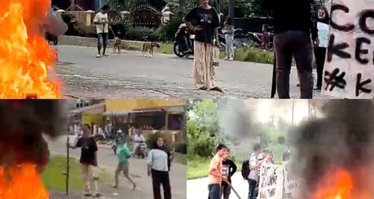 Sejumlah emak-emak memadamkan api dari ban bekas yang dibakar pendemo di depan Rutan Kelas IIB Padang.