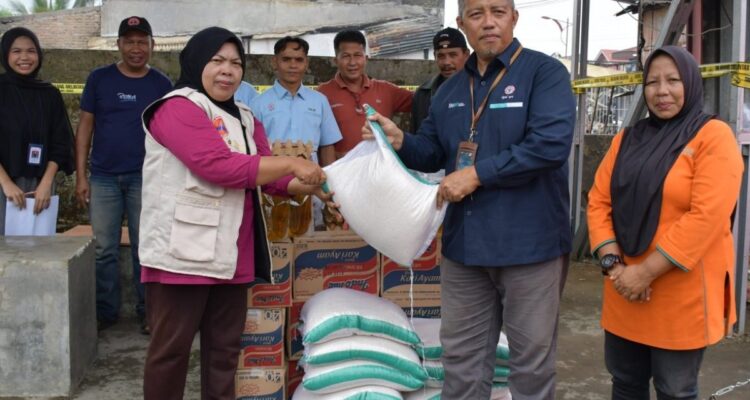 Perwakilan PT Semen Padang menyerahkan bantuan paket pangan kepada korban kebakaran di Kelurahan Koto Lua, Kota Padang.