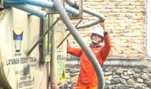 Petugas Pemko Padang melakukan penyedotan limbah tangki septik warga dalam program LLTT di Kelurahan Air Tawar, Padang.