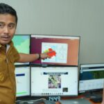 Wagub Sumbar Vasko Ruseimy meninjau Stasiun Meteorologi Minangkabau untuk memantau data kualitas udara terkait kabut asap.