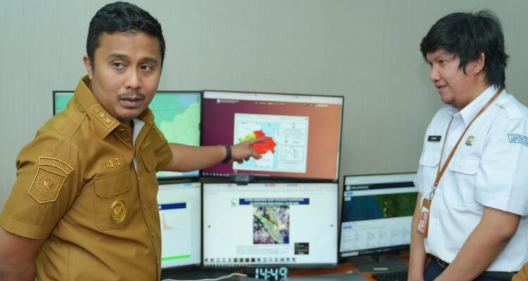 Wagub Sumbar Vasko Ruseimy meninjau Stasiun Meteorologi Minangkabau untuk memantau data kualitas udara terkait kabut asap.