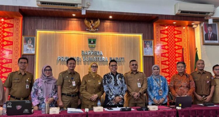 Sekretaris Daerah Kota Padang memaparkan capaian keterbukaan informasi publik dalam ajang monitoring dan evaluasi di Sumbar.