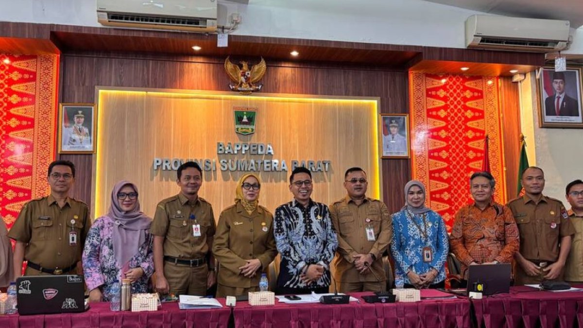 Sekretaris Daerah Kota Padang memaparkan capaian keterbukaan informasi publik dalam ajang monitoring dan evaluasi di Sumbar.
